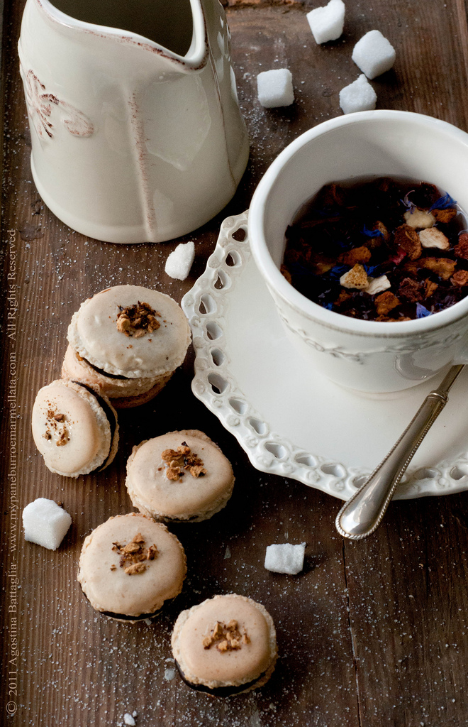 Petits Macarons al Cioccolato Fondente, Cointreau ed Arancia - Pane, burro  e marmellata